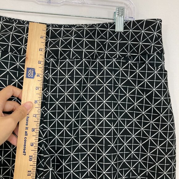 Tail size 18 Black White Geometric Performance Active Stretch Bermuda Shorts - Picture 6 of 10